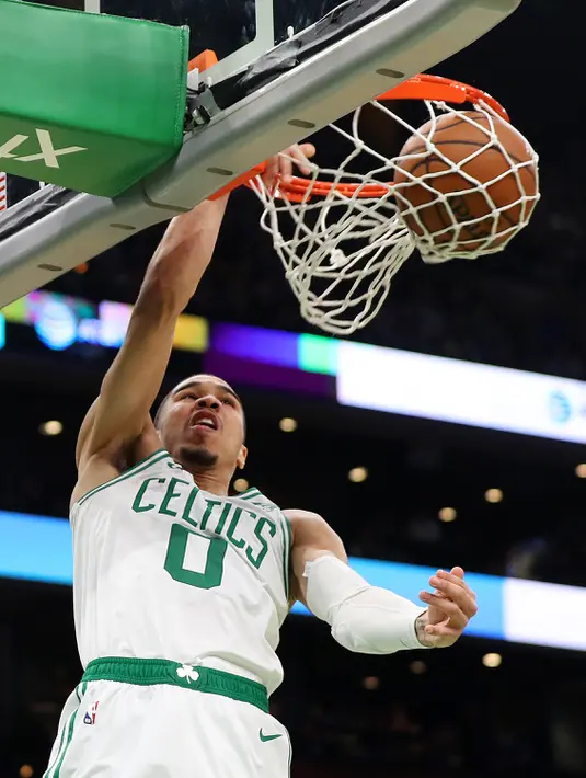 Pebasket, Boston Celtics, Jayson Tatum, melakukan dunk saat melawan Indiana Pacers, pada laga NBA di TD Garden, Boston, Kamis (10/1). Celtics berhasil menang 135-108 atas Pacers. (AP/Maddie Meyer)