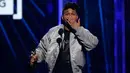 Penyanyi The Weeknd saat menerima penghargaan di ajang Billboard Music Awards 2016, T-Mobile Arena, Las Vegas, (22/5). Sebanyak 44 kategori diperebutkan dalam Billboard Music Awards tahun ini. ( REUTERS/Mario Anzuoni)