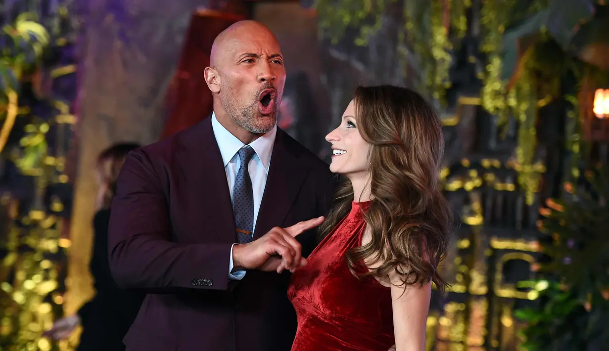 Dwayne Johnson dan Lauren Hashian saat menghadiri pemutaran  film "Jumanji: Welcome To The Jungle" di Hollywood, California (11/12). Pria 45 tahun itu mengumumkan bahwa dia mengharapkan anak perempuan ketiganya. (Photo by Jordan Strauss/Invision/AP)