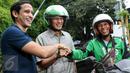 Balon Gubernur DKI Jakarta Sandiaga Uno (tengah) bersama CEO Gojek Nadiem Makarim (kiri), kantor Gojek, Jakarta, (1/3). Sandiaga Uno memuji terobosan Nadiem Makarim menciptakan lapangan kerja dan solusi kemacetan Jakarta. (Liputan6.com/Yoppy Renato)