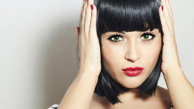 6 Cara  Mudah Potong  Poni Sendiri  di  Rumah  Beauty Fimela com