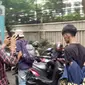 Seorang pelaku pencopotan digiring petugas kepolisian di Bundaran HI. (Liputan6.com/Ady Anugrahadi)