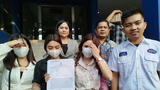Tiga perempuan asal Kalimatan Timur diduga menjadi korban malapraktik usai menjalani operasi hidung di sebuah klinik di kawasan Jakarta Timur. Korban didampingi penasihat hukum menyambangi Polda Metro Jaya pada Rabu (14/5/2025).