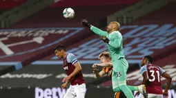 Penjaga gawang West Ham United Darren Randolph (atas) melakukan penyelamatan di depan pemain Hull City Keane Lewis-Potter pada pertandingan Piala Liga Inggris di London Stadium, London, Inggris, Selasa (22/9/2020). West Ham United mengalahkan Hull City 5-1. (AP Photo/Alastair Grant, Pool)