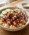 resep rice bowl ayam crispy saus gochujang rumahan (AI generated)