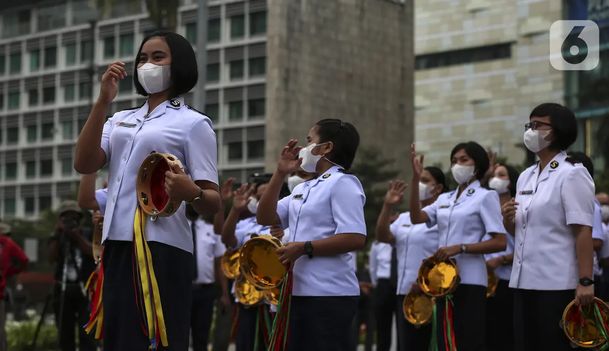 Para peserta saat mengikuti acara Christmas in Jakarta di Bundaran Hotel Indonesia, Jakarta, Selasa (21/12/2021). Pemerintah Provinsi DKI Jakarta menggelar Christmas in Jakarta dalam rangka menyambut Natal 2021. (Liputan6.com/Johan Tallo)