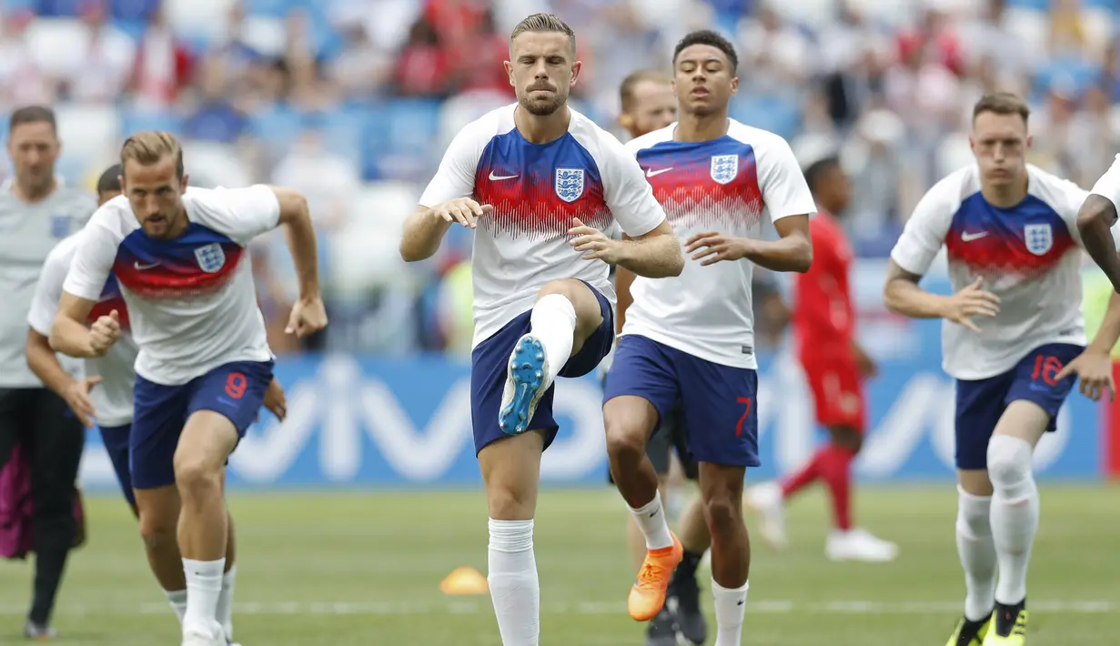 Para pemain Inggris melakukan pemanasan sebelum melawan Panama pada laga grup G Piala Dunia di Stadion Nizhny Novgorod, Nizhny Novgorod, Minggu (24/6/2018). Babak pertama Inggris unggul 5-0 atas Panama. (AP/Antonio Calanni)