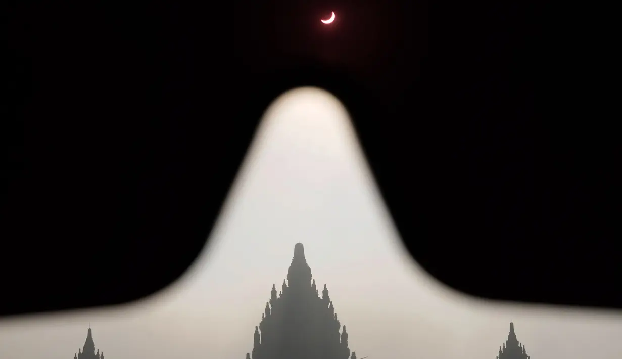 Pemandangan Gerhana Matahari Total (GMT) yang terlihat di atas candi Prambanan di Sleman, Jawa Tengah, Rabu (9/3/2015). (Tarko SUDIARNO/AFP)