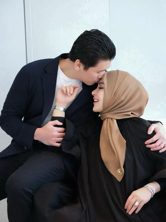 7 Potret Syahrini dan Reino Barack Rayakan Anniversary ke-5, Dapat Kado Spesial