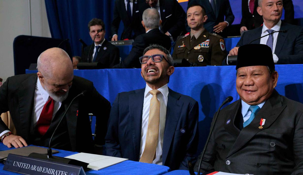 Tidak hanya menyatakan dukungan, Presiden Prabowo Subianto juga menyampaikan komitmen untuk terlibat dalam upaya stabilisasi, meski mengakui bahwa jalan mewujudkan perdamaian tidak akan mudah. Tampak dalam foto, Presiden Republik Indonesia, Prabowo Subianto (kanan) bersama Perdana Menteri Albania Edi Rama, Wakil Perdana Menteri Uni Emirat Arab Abdullah bin Zayed Al Nahyan (tengah) saat menghadiri pertemuan perdana Dewan Perdamaian di Institut Perdamaian Donald J. Trump di Washington DC, Amerika Serikat, pada Kamis 19 Februari 2026. (Chip Somodevilla/Getty Images North America/Getty Images via AFP)