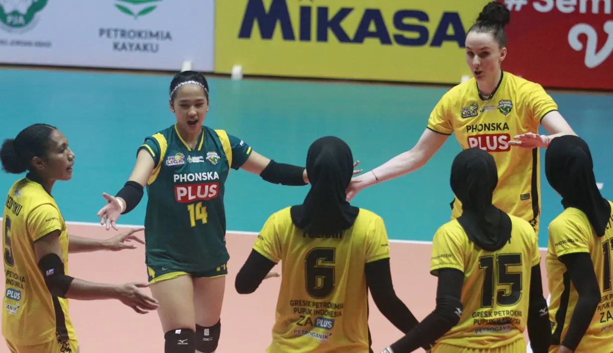 Selebrasi tim putri Gresik Petrokimia Pupuk Indonesia saat bertanding melawan Jakarta Pertamina Fastron  pada lanjutan seri pertama putaran kedua Proliga 2023 yang berlangsung di GOR Tridharma Gresik, Minggu (5/2/2023). (Dok. Proliga)