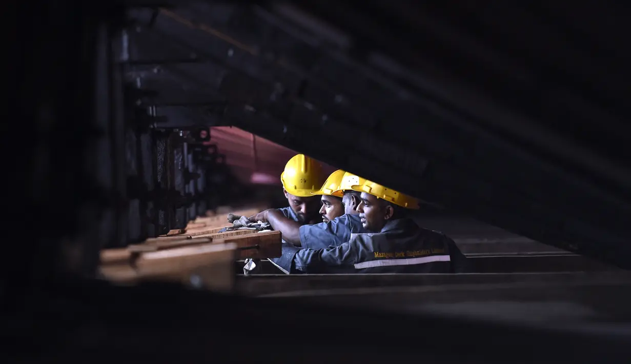 Pekerja memeriksa persiapan akhir menjelang upacara peluncuran kapal perang INS Udaygiri di halaman Mazagaon Dock Shipbuilders Limited, Mumbai, India, Selasa (17/5/2022). (Punit PARANJPE/AFP)