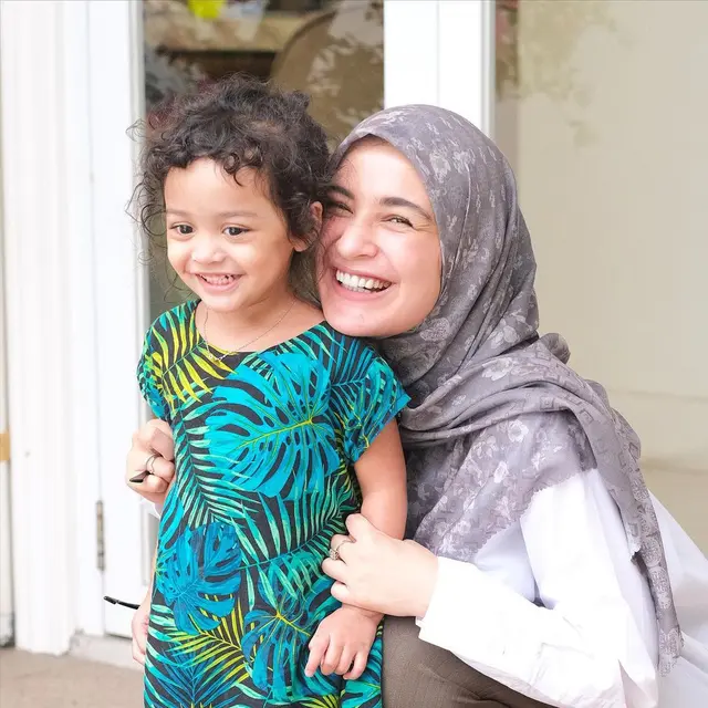 Anak Ketiganya Jalani Terapi Tiap Hari, Ini 6 Potret Shireen Sungkar Momong Shafiyyah