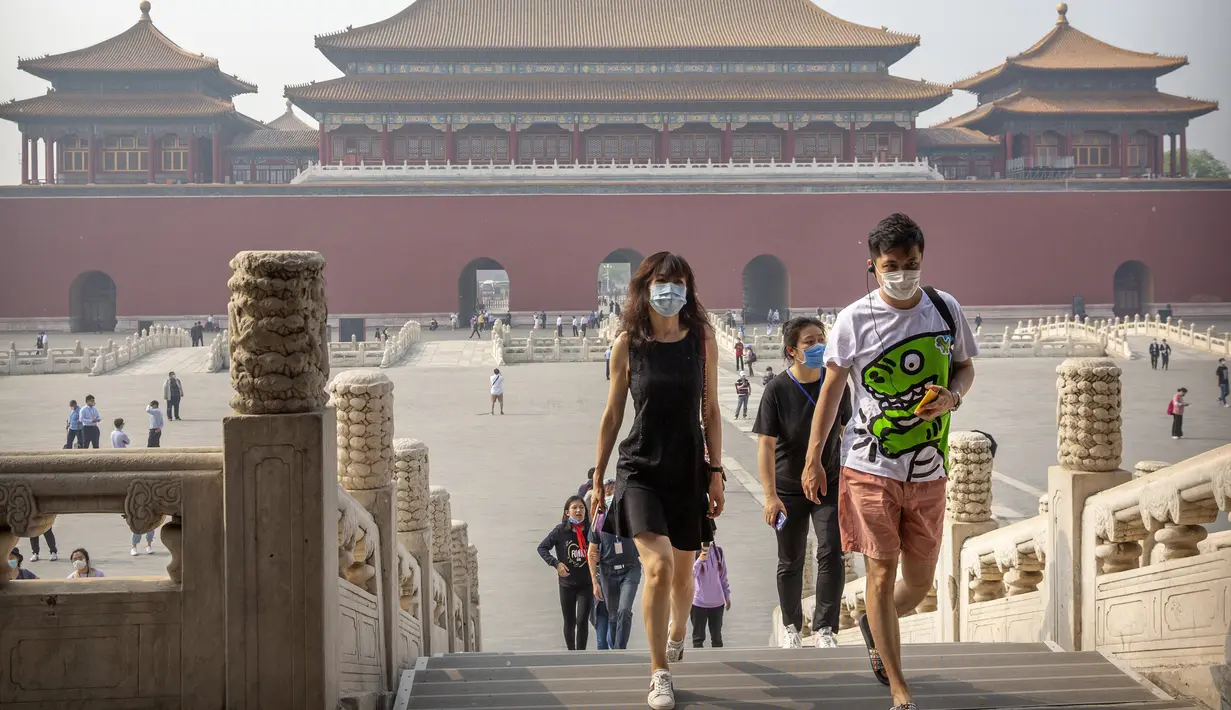 <p>Para pengunjung mengenakan masker saat berjalan di Kota Terlarang, Beijing, China, Jumat (1/5/2020). Kota Terlarang kembali dibuka setelah ditutup lebih dari tiga bulan karena pandemi virus corona COVID-19. (AP Photo/Mark Schiefelbein)</p>