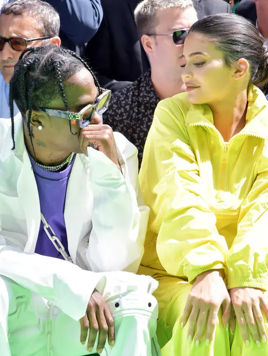 Travis Scott sendiri dikabarkan sudah berkeliling untuk mencari cincin yang cocok untuk Kylie Jenner. (SWAN GALLET-WWD-REX-SHUTTERSTOCK-HollywoodLife)