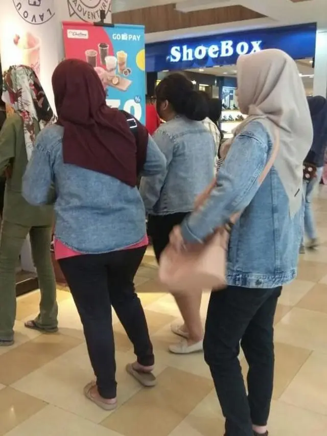 6 Potret Orang Tak Sengaja Pakai Baju Motif Sama di Mal Ini Bikin Senyum
