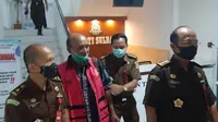 Murnianto tersangka kasus dugaan korupsi pengadaan satu juta bibit kopi saat digiring Kejati Sulbar (Foto: Liputan6.com/ Abdul Rajab Umar)