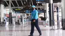 Pekerja melintas di area Terminal 1 Bandara Soekarno-Hatta, Tangerang, Banten, Jumat (1/4). Per 1 April 2022, PT Angkasa Pura II (Persero) mengaktifkan kembali Terminal 1 Bandara Soekarno Hatta untuk melayani keberangkatan dan kedatangan penumpang pesawat rute domestik. (Liputan6.com/Angga Yuniar)