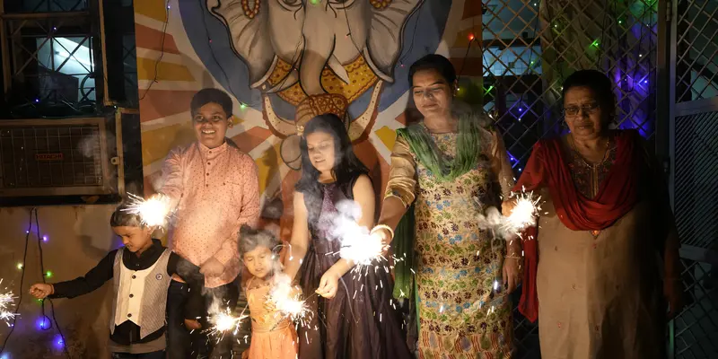 Antusias Warga India Rayakan Festival Diwali