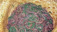 Bau Nyale, cacing laut di Lombok Tengah menjadi teman bersantap dengan sambal goreng.