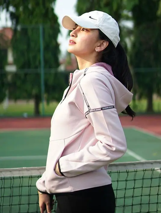 Tampil sporty saat di lapangan sambil mengenakan topi seakan tidak pernah lepas dari gayanya. Gayanya pun tampil beda dalam setiap penampilannya. Seperti dalam foto ini yang kenakan jaket dan celana panjang. (Liputan6.com/IG/@valtifanka)