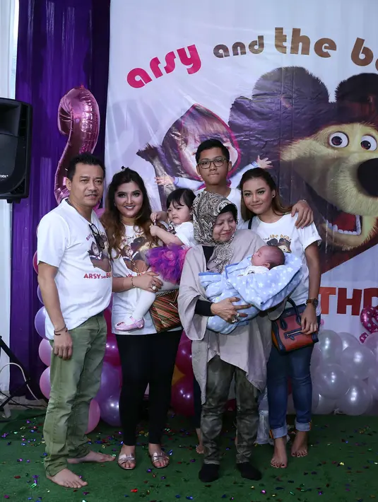 Suasana ulang tahun Arsy yang terasa hangat dan meriah itu diselenggarakan di Rumah Yatim, Kemang Utara, Mampang Prapatan, Jakarta Selatan, Rabu (14/12). Meskipun pada akhir acara Arsy dikabarkan jatuh sakit. (Nurwahyunan/Bintang.com)