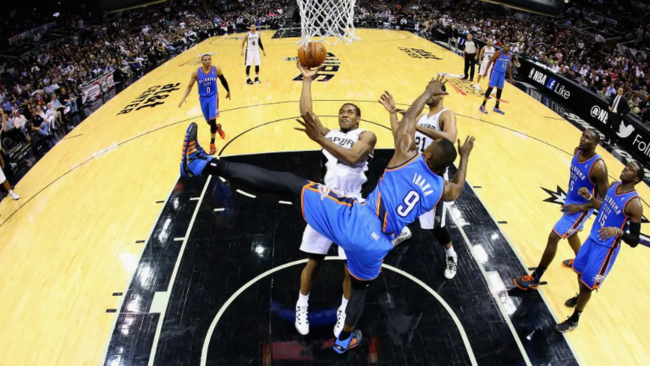 Aksi pemain Spurs Kawhi Leonard