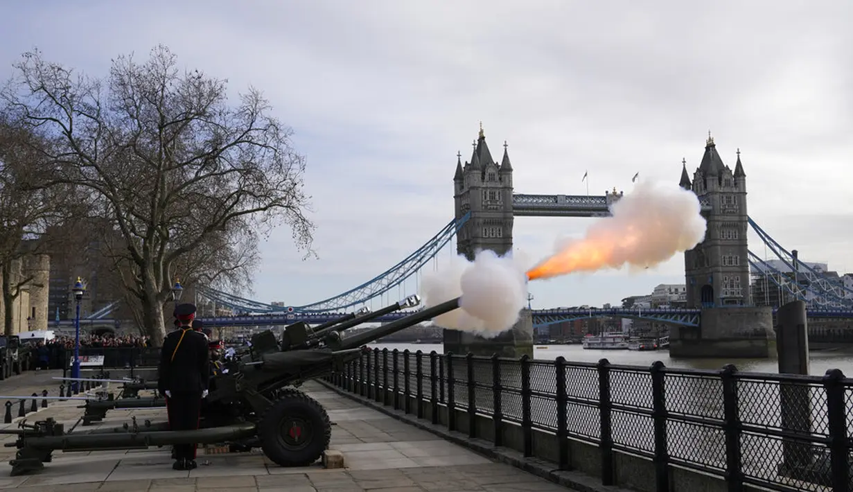 The Honorable Artillery Company menembakkan 62 tembakan penghormatan untuk menandai dimulainya Platinum Jubilee di Menara London, London, Inggris, 7 Februari 2022. Platinum Jubilee menandai 70 tahun kepemimpinan Ratu Elizabeth II. (AP Photo/Alastair Grant)