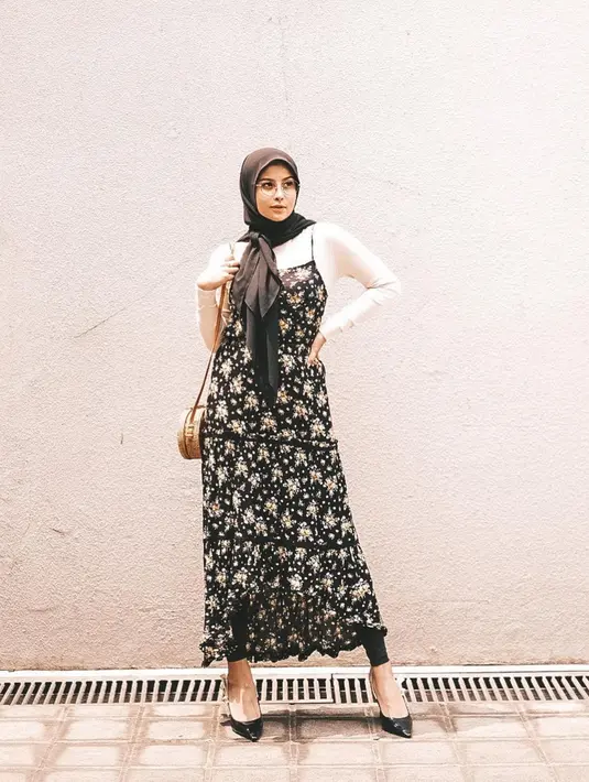 Gaya penampilan yang stylish selalu terlihat dari Awkarin. Termasuk di momen Ramadan ini selebgram dengan jumlah followers mencapai 6,8 juta ini tampil menawan dengan berhijab. Gaya OOTD nya ini sangat modis dan membuat Awkarin terlihat cantik. (Liputan6.com/IG/@awkarin)