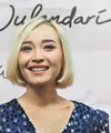 Mencapai puncak kesuksesan tentu bukan hal mudah, pastinya diperlukan usaha maksimal dan semangat yang membara. Begitu juga dengan Rinni Wulandari yang kini namanya kian melejit di industri musik. (Bambang E.Ros/Fimela.com)