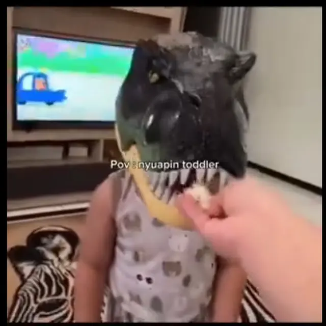 6 Momen Kocak Orang Tua ketika Suapi Anaknya Makan, Penuh Usaha