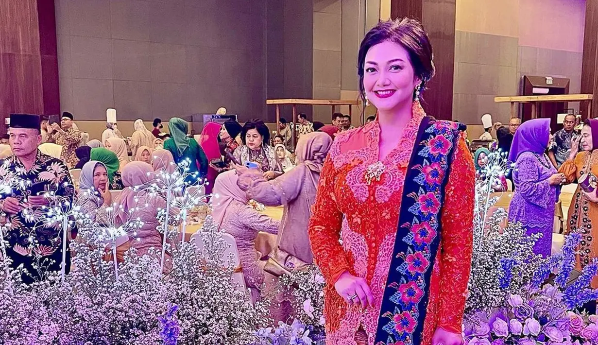 Melalui akun Instagram, Bella Saphira pun tampak sering tampil memakai kebaya di berbagai kesempatan. Dirinya terlihat begitu anggun dengan berbagai model kebaya serta tatanan rambutnya yang disanggul rapi. (Liputan6.com/IG/@bellasaphiraofficial)