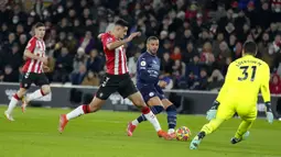 Pemain Southampton Armando Broja (tengah) melakukan tendangan ke gawang yang dihentikan oleh kiper Manchester City Ederson (kanan) pada pertandingan sepak bola Liga Inggris di Stadion St Mary, Southampton, Inggris, 22 Januari 2022. Manchester City bermain imbang 1-1. (AP Photo/Kirsty Wigglesworth)