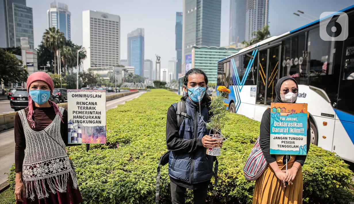 Aktivis lingkungan hidup menggelar aksi serempak Joget Jagat: Diam Berarti Tenggelam di Jakarta, Kamis (22/4/2021). Aksi untuk memperingati Hari Bumi serta menunjukkan semangat anak muda yang tidak tinggal diam dan tetap memperjuangkan hidup di tengah krisis iklim. (Liputan6.com/Faizal Fanani)