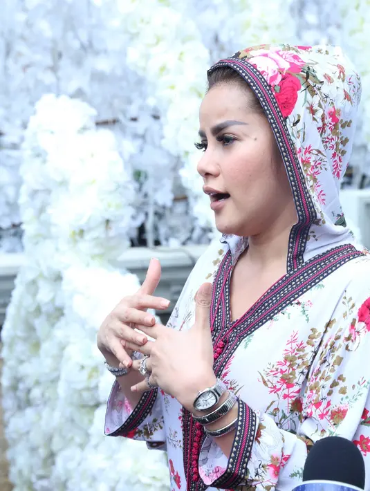 "Aleena kan masih lucu-lucunya. Udah pinter ngomong. Usianya sekarang 1 tahun 7 bulan ini. Perkembangannya masih pesat. Masih dalam masa golden age," lanjut Olla. (Galih W. Satria/Bintang.com)