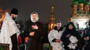 Seorang pendeta Kristen Ortodoks mempersiapkan diri untuk mandi dalam air es saat perayaan Epiphany di Gereja Tritunggal Mahakudus, Ostankino, Moskow, Rusia, 18 Januari 2023. Penganut Kristen Ortodoks di Rusia merayakan Hari Raya Epiphany dengan membenamkan diri ke dalam air dingin untuk memperingati pembaptisan Yesus Kristus di Sungai Yordan. (AP Photo/Alexander Zemlianichenko)
