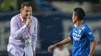 Pelatih Persib, Dejan Antonic, memberikan instruksi kepada Samsul Arif, pada laga Torabika Soccer Championship 2016 melawan Sriwijaya FC di Stadion Si Jalak Harupat, Bandung, Sabtu (30/4/2016). (Bola.com/Vitalis Yogi Trisna)