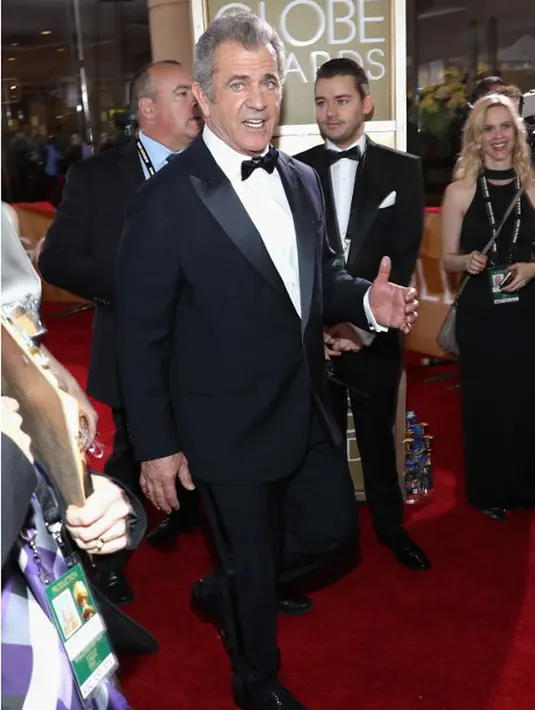 Namun ada sedikit perbedaan dari tampilan yang dihadirkan seorang Mel Gibson. Biasanya Mel selalu hadir dengan jenggotnya, namun pada malam penganugerahan itu wajah Mel tampak mulus dan bersih. (AFP/Bintang.com)