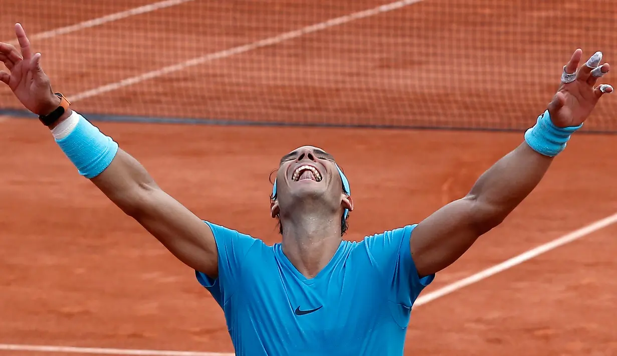 Petenis Spanyol, Rafael Nadal dari Spanyol merayakan kemenangan atas Dominic Thien dari Austria pada partai final Prancis Terbuka di Stadion Roland Garros, Minggu (10/6). Total Nadal sudah meraih 17 gelar juara level Grand Slam. (AP/Michel Euler)