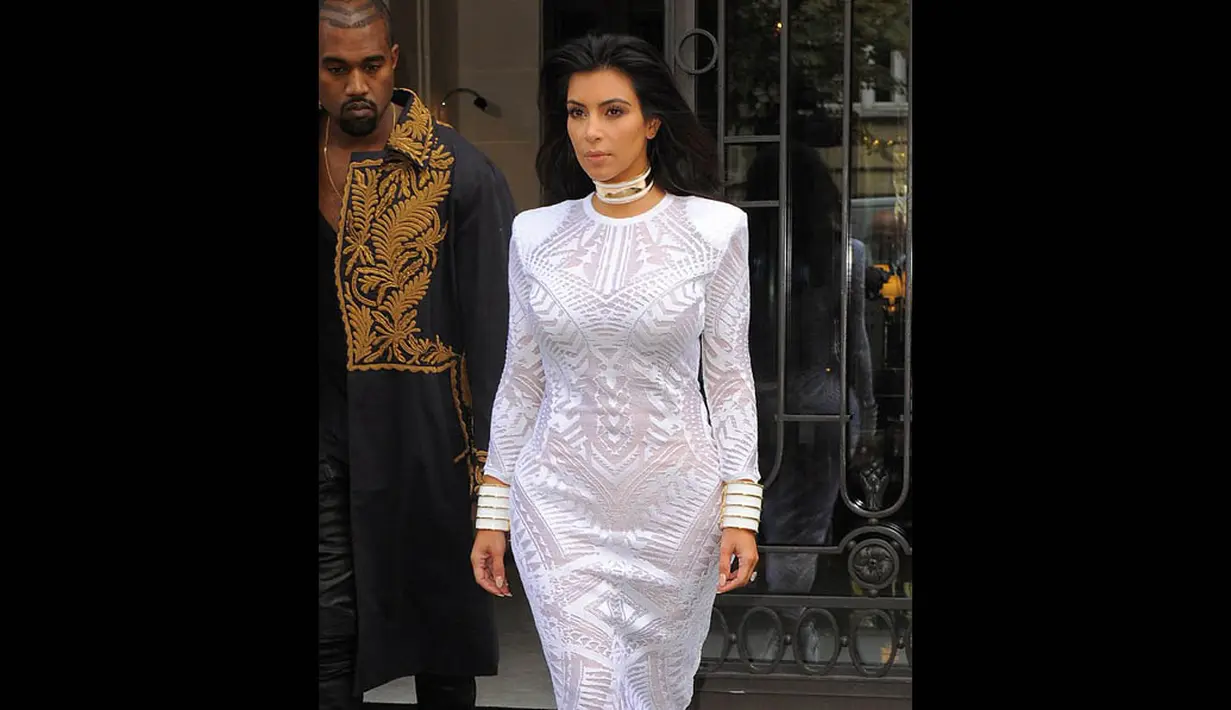 Kim Kardashian tampil cantik mengenakan gaun warna putih silver berpotongan lengan panjang dan ketat di tubuh, Paris, (25/9/14). (Dailymail)