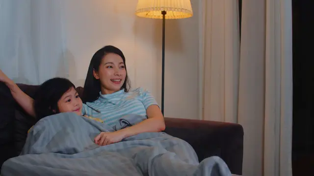 Ilustrasi menonton bersama anak