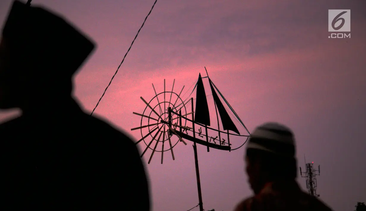 Kitiran angin berbentuk kapal menghiasi Festival Pesona Tanjung Lesung di Pandeglang, Banten (28/9). Festival bertajuk Sport and Adventure juga beragenda kejuaraan terbuka triathlon lintas alam pertama. (Liputan6.com/HO/Nick)