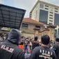Ratusan Aremania geruduk Mabes Polri, Jakarta Selatan mencari keadilan atas tragedi Kanjuruhan Malang. (Merdeka.com/Bachtiarudin Alam)
