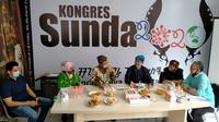 Wakil Ketua MPR Fadel Muhammad mendengarkan aspirasi dalam Kongres Sunda yang digelar di Aula Rancage Perpustakaan Ajip Rosidi, Kota Bandung, Senin (12/10/2020). (Liputan6.com/Huyogo Simbolon)
