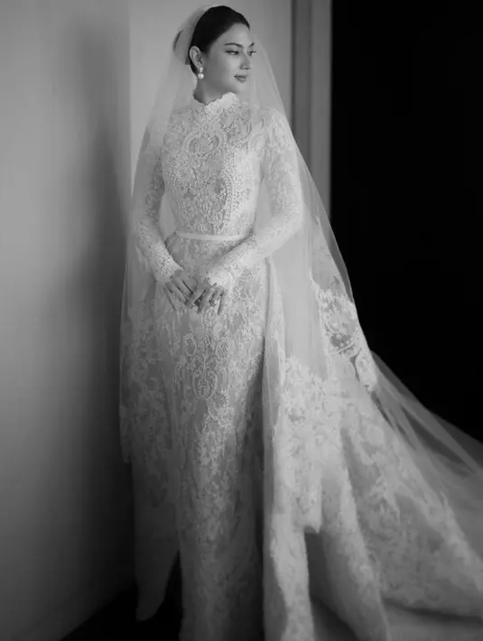 Mila mempercayakan desainer bridal Yefta Gunawan untuk merancang gaun pengantin impiannya. 
[Foto: Instagram @yeftagunawan]