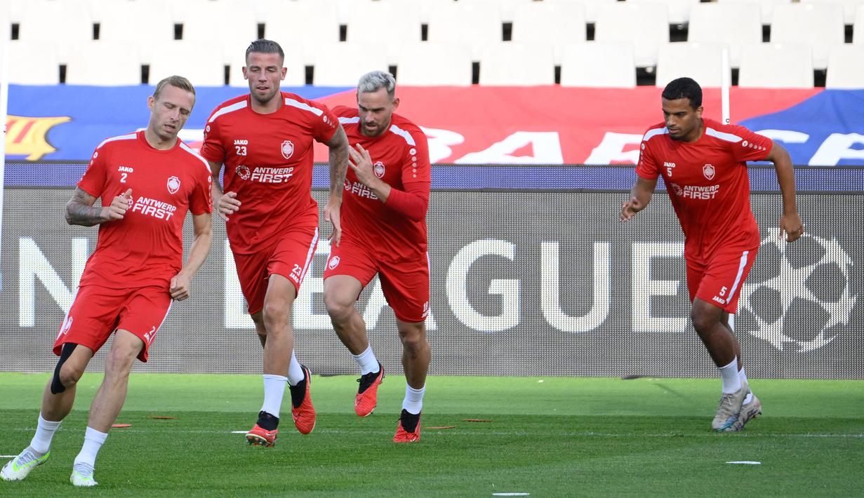 Pemain Antwerp FC saat sesi latihan jelang laga Liga Champions di Estadi Olimpic Lluis Companys, Barcelona, Senin (19/9/2023). Antwerp FC akan berhadapan dengan Barca. (AFP/Josep Lago)