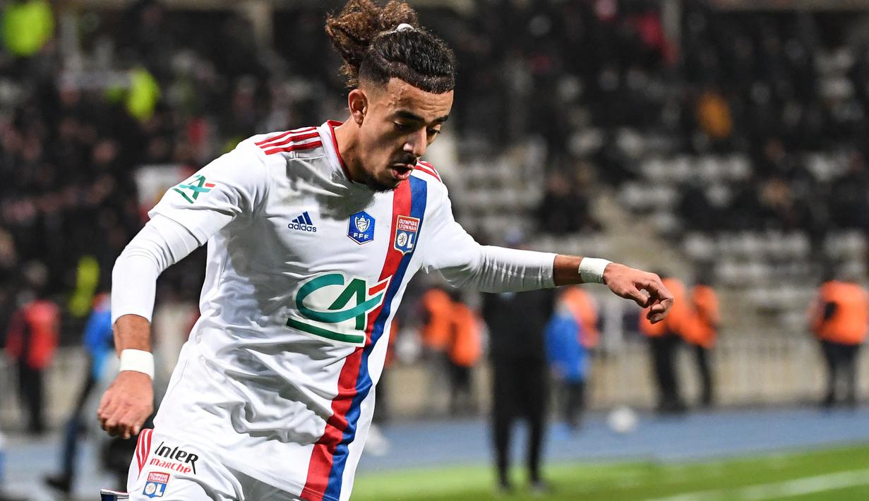 Pemain Lyon, Malo Gusto menggiring bola pada laga babak 64 besar Piala Liga Prancis melawan Paris FC di Charlety Stadium, Paris, 17 Desember 2021. Malo Gusto direkrut Chelsea dengan harga 30 juta euro pada bursa transfer Januari 2023. (AFP/Bertrand Guay)
