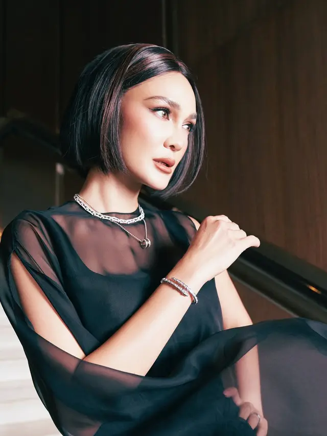 Penampilan baru Luna Maya di Premier Film Sukma dengan gaya rambut terbaru [@lunamaya/@winstongomez]