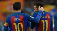 Lionel Messi dan Neymar merayakan gol Barcelona ke gawang Athletic Bilbao pada laga La Liga di Stadion Camp Nou, Barcelona, Sabtu (4/2/2017). (AFP/Lluis Gene)