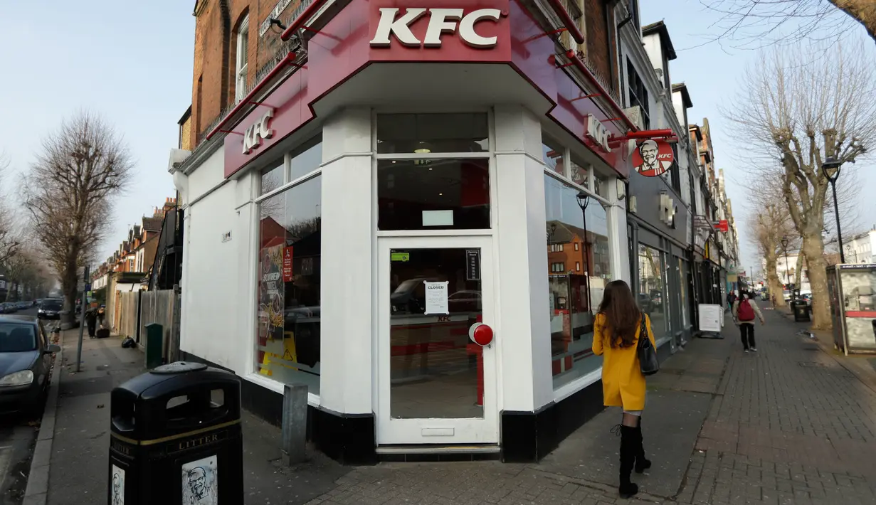 Pengumuman penutupan sementara terpampang di luar gerai makanan cepat saji KFC Surbiton, London, Inggris, Rabu (21/2). Dalam pengumumannya, KFC menyatakan mengalami krisis ayam lantaran mengalami masalah operasional di jalur distribusi. (AP/Matt Dunham)